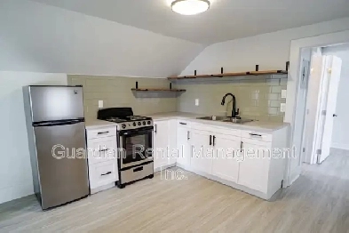 1 Bed, 1 Bath, Upper level unit - 314 Ambrose St - $1700/month