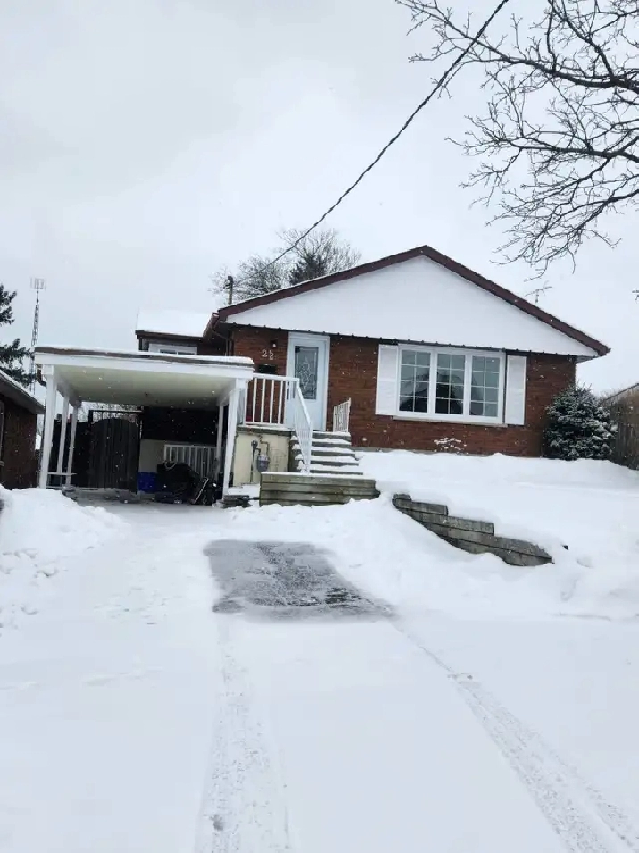 SPACIOUS & BRIGHT! 3 Bdrm Main Floor For OCT 1!
