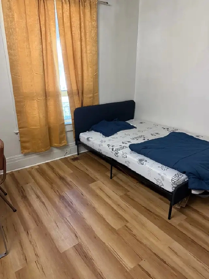Private - furnished Room for Rent, steps to Subway