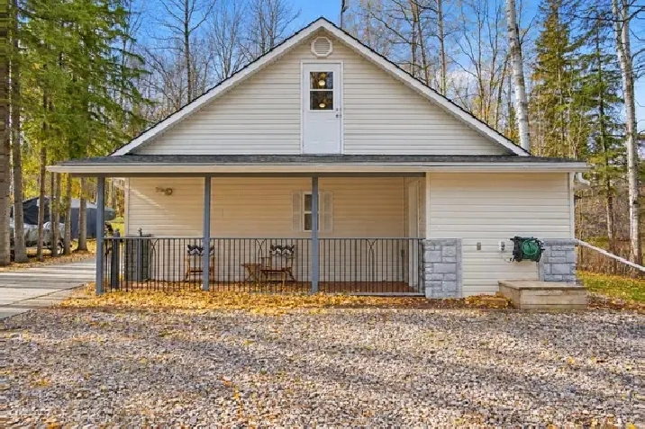 Isle Lake 2 Bed Lake View 1.5-Storey with Dock, Silver Sands