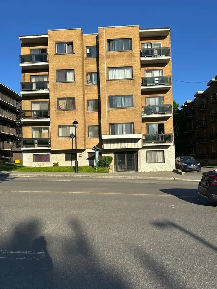 Near Metro Snowdom.Spacious 3 1/2,apartment available Now