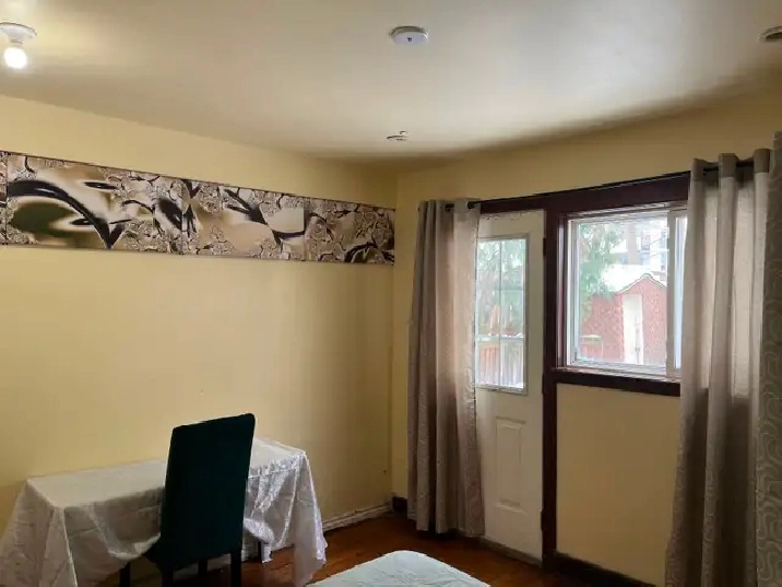 BRIGHT ROOM MAIN FL-50m TO PLAZA STEELES AND BATHURST NEWR BUS