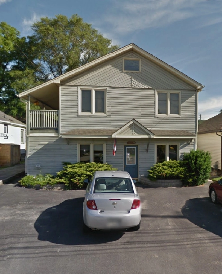 Dundas 1 Bd rm   Den in quiet small building close to McMaster