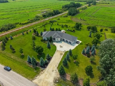 Meticulously cared for 3bdrm 3bth Bng w/oversized tpl garage
