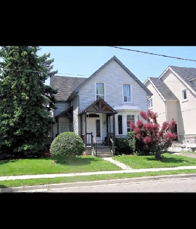 Amazing 4 bedroom unit in downtown Brampton! Utilities are incl
