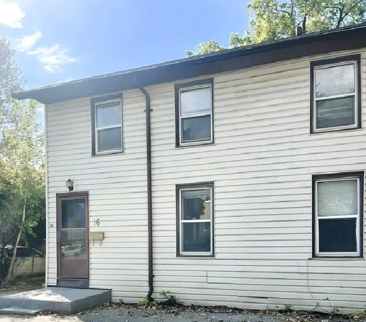 Spacious Two Bedroom Apartment in Belleville $1200 plus Hydro