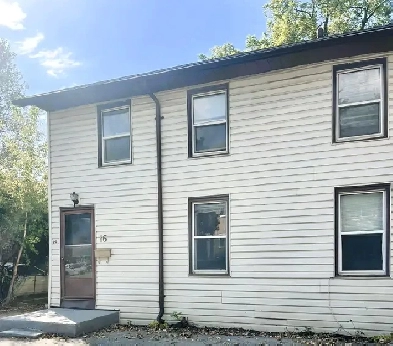 Spacious Two Bedroom Apartment in Belleville $1200 plus Hydro