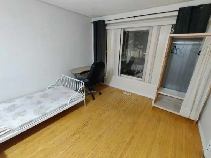 $750 Private room at Fleetwood Cres. on upstairs