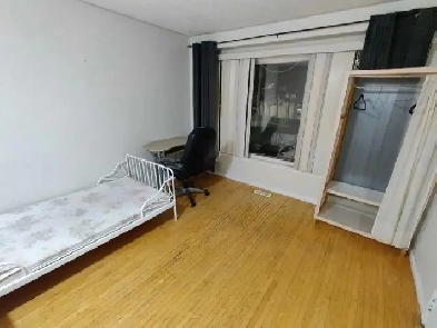 $750 Private room at Fleetwood Cres. on upstairs