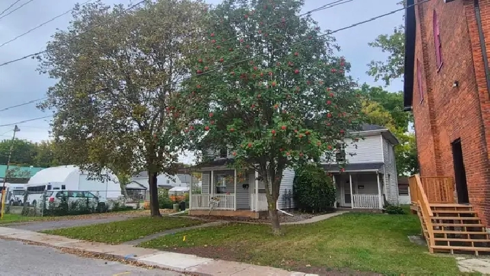 Deseronto, 4 bedroom duplex