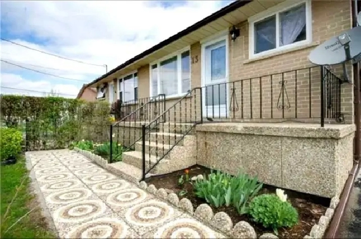 3 Bdrm Top Floor for Rent – Brampton (Kennedy & Steeles), Priv