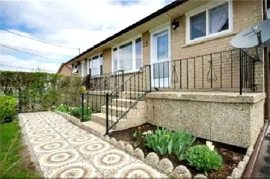 3 Bdrm Top Floor for Rent – Brampton (Kennedy & Steeles), Priv