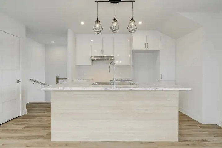 UNITÉ CONDO 5 1/2 AU 1ERE ÉTAGE AVEC 3 CHAMBRES RIVE-SUD WOW!