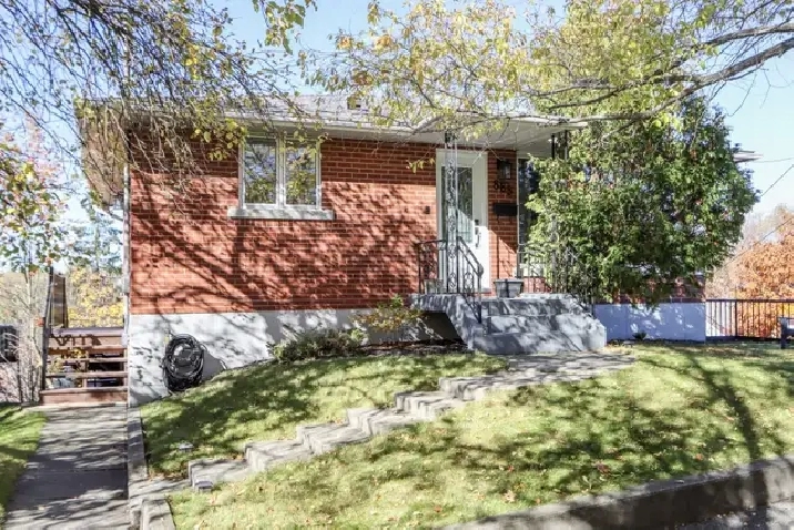 All-Brick Bungalow, Garage & Hot Tub - 885 Adelaide St