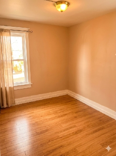 (Downtown) Private ROOM, Furnished @ Quiet 2-Bedrooms Apartment!