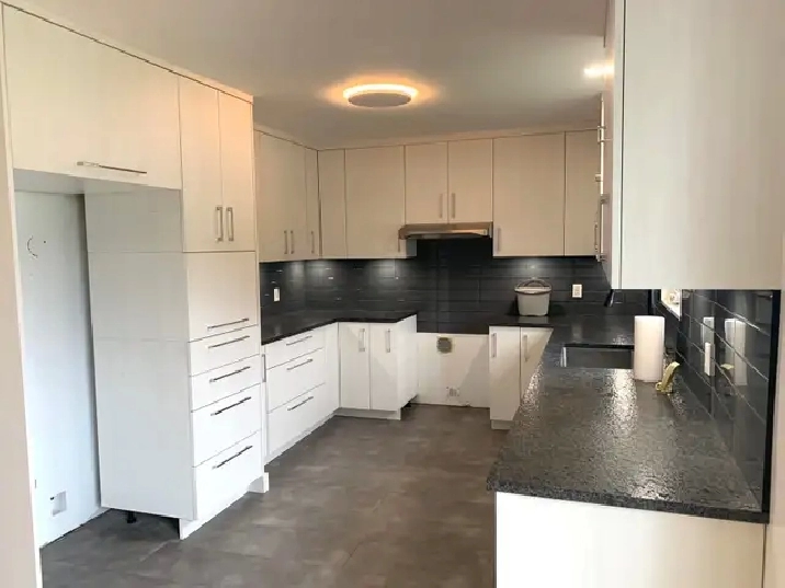 BEL  APPARTEMENT RÉNOVÉ  7 ½ PIÈCES PRÈS CARREFOUR  DE L’ESTRIE