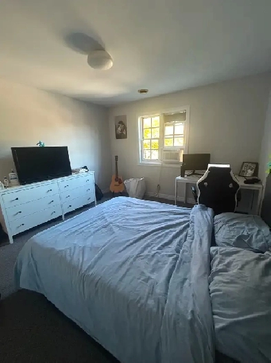 Nov 1 Sublet – Furnished Room Near Western, Parking Included