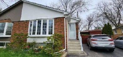 Three-bedoom Erindale house with deck & huge yard!