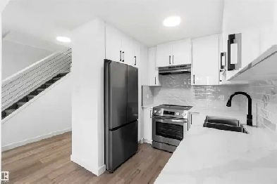 FULLY RENOVATED 4 bedroom corner unit - 350 CLAREVIEW RD NW