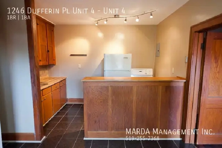 COZY 1 BD, 1 BATH APARTMENT IN CHARACTER BUILDING