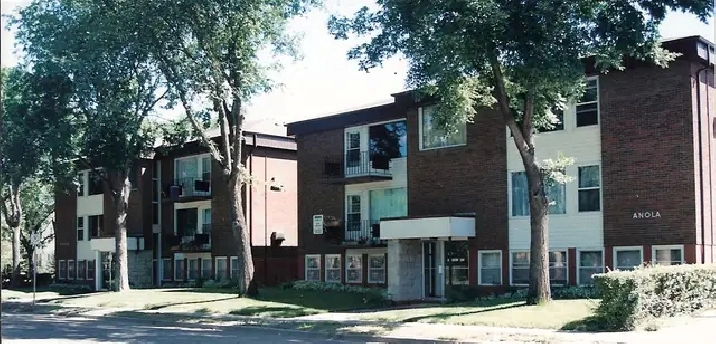 LARGE 1 BEDROOM - 505 CLARENCE AVE. S. (UNIVERSITY)