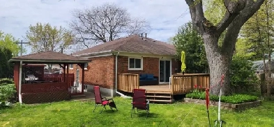 Three-bedoom Erindale house with deck & huge yard!