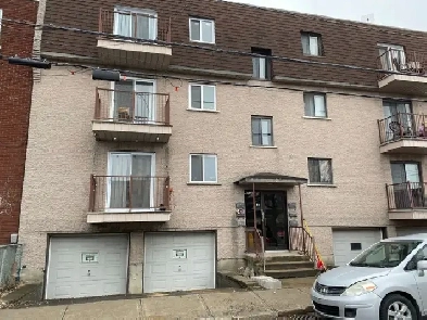 Grand garage pour entreposage a Lachine à louer