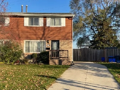 3 Bedroom Semi in a Family Oriented Nieghbourhood