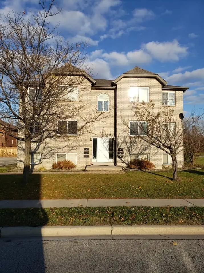 2 Bdrm 1 Bath w/ New Floors, Paint in Desirable Area,Central Air