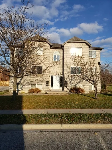 2 Bdrm 1 Bath w/ New Floors, Paint in Desirable Area,Central Air