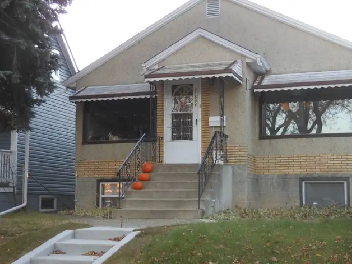 House For Rent with In-Suite Laundry  Bellevue - Highlands area