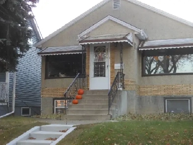 House For Rent with In-Suite Laundry  Bellevue - Highlands area