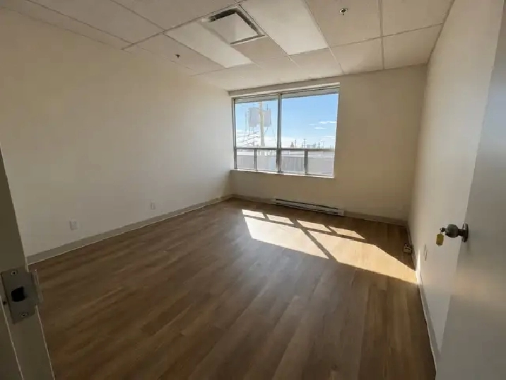 Office for Rent in Saint-Laurent – All Included – From $379/mo