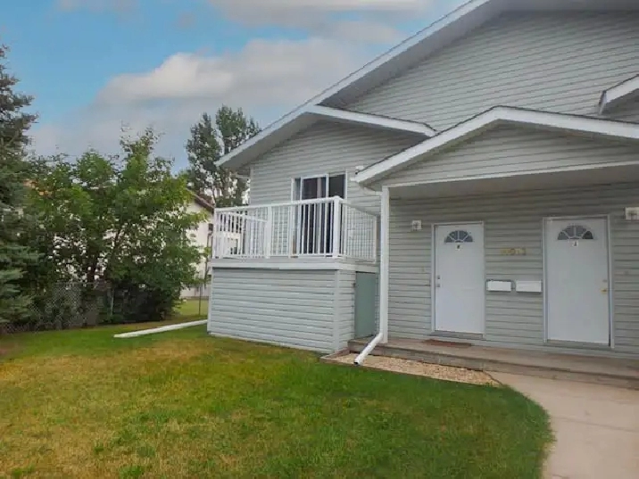 #4822 - 2 Bedroom Fourplex for Rent $1400 Available Dec 1st