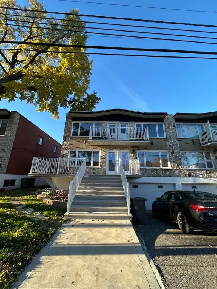 Grand 5 ½ rénové au rez-de-chaussée — Cours et stationnement