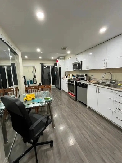 Walkout Bachelor/Studio HWY 7 & Dufferin (Thornhill)
