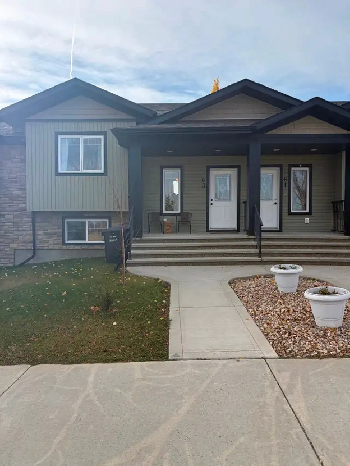 FANTASTIC townhouse for rent in Penhold! Garage & walkout