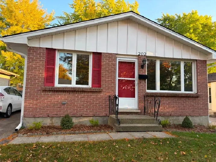 LIKE NEW 202 Muriel Cres 3b 2 bath FR/fireplace yard Park 3cars
