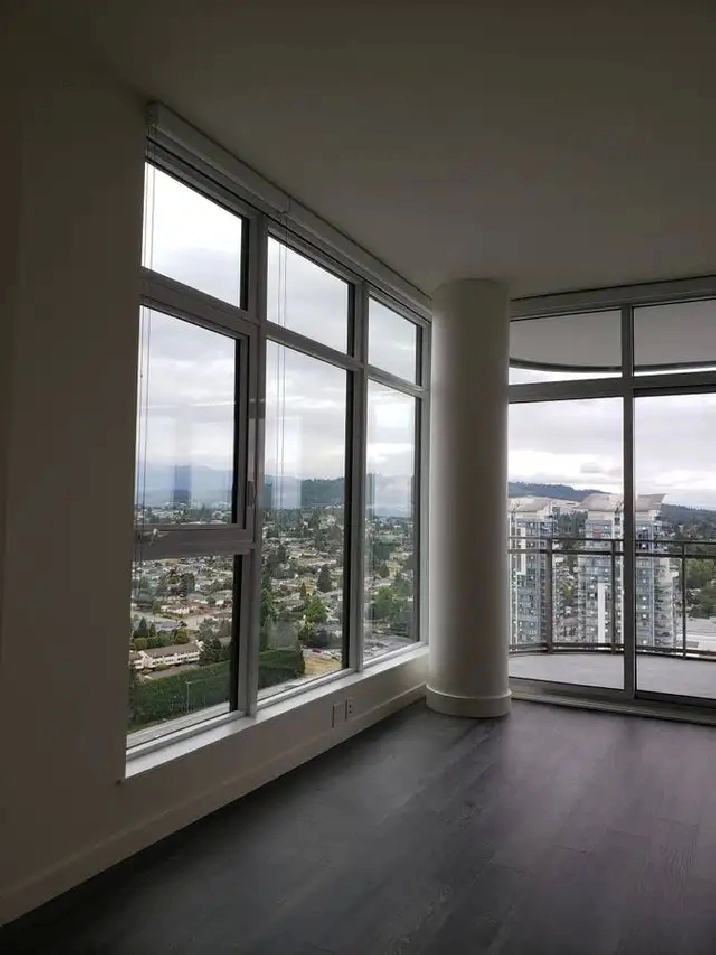 New Bright 1 Bdrm   Den, 4 minute walk to Station| Brentwood, Bu
