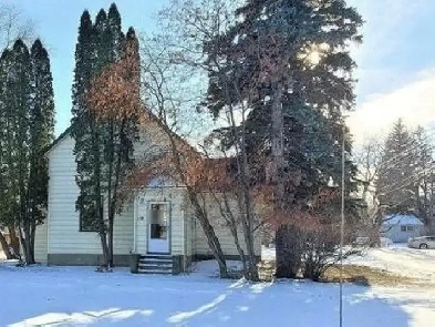 Tenanted 4-bed house on a double lot in Emerson MB, 124,900