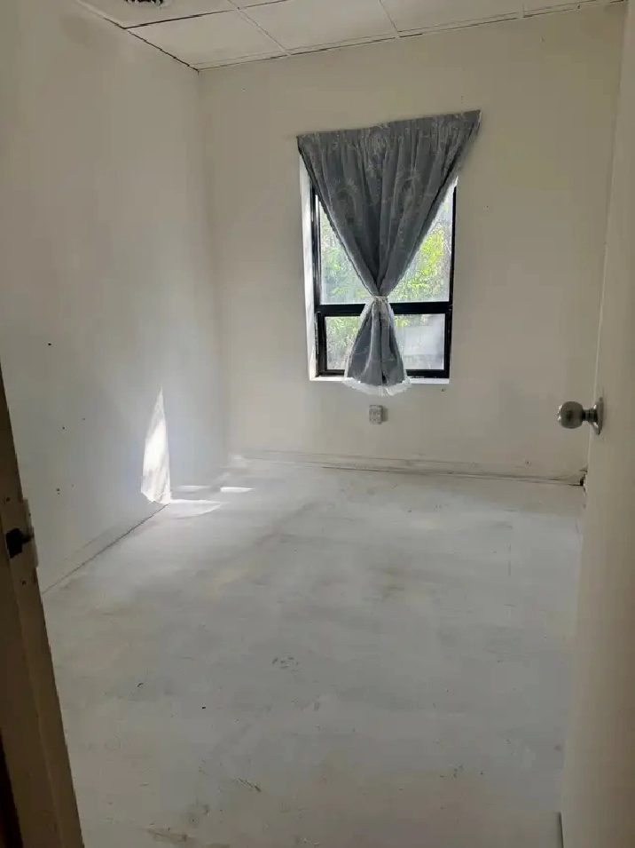 Bright Unfurnished Room – Beverley St & Dundas – $800, Utilities