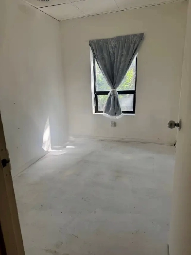 Bright Unfurnished Room – Beverley St & Dundas – $800, Utilities