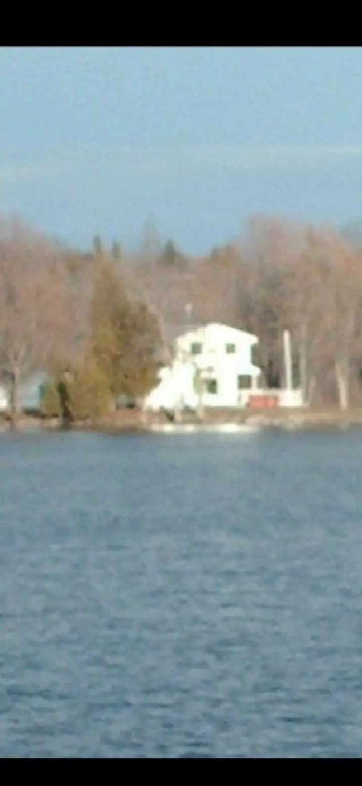 BEAUTIFUL WATERFRONT HOME NEAR KINGSTON ON. (VERONA)