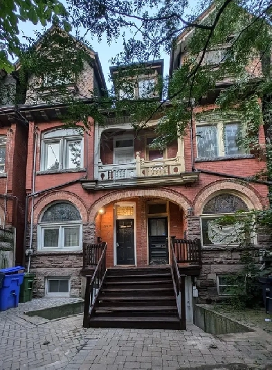 Downtown Toronto Large Bedroom for Rent-All inclusive