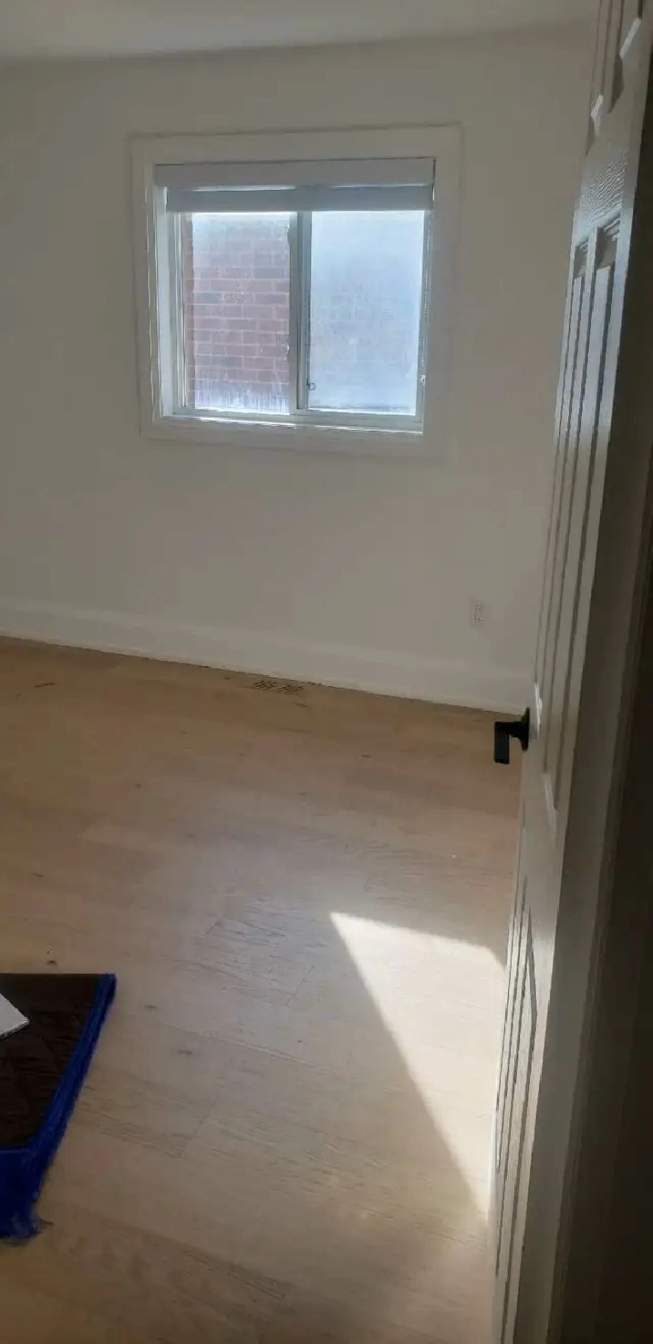 Bright Room for rent on upper level whitby
