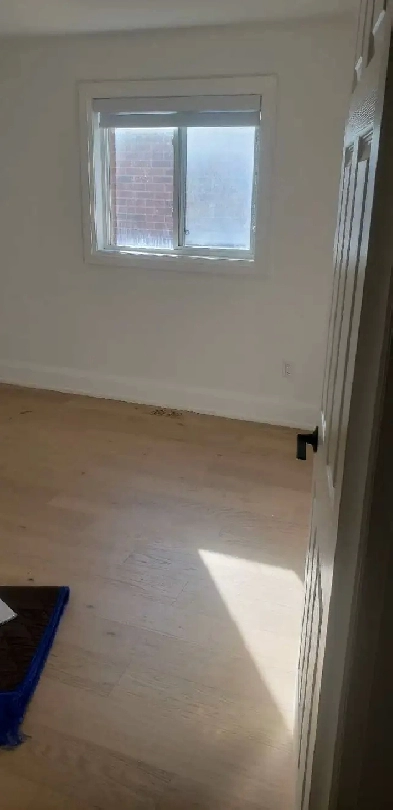 Bright Room for rent on upper level whitby