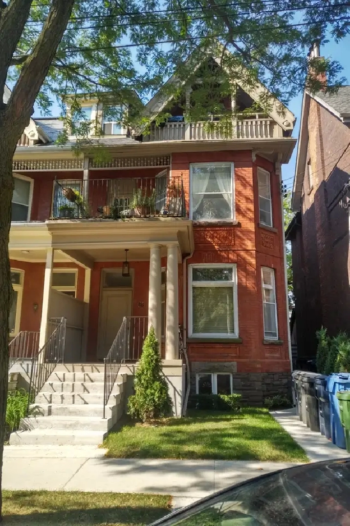 Avenue/Bedford lower level 1 bedroom unit with a shared yard