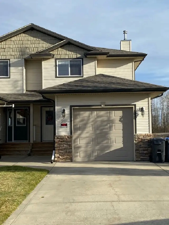 Townhouse in Lakeway Landing  Sylvan Lake