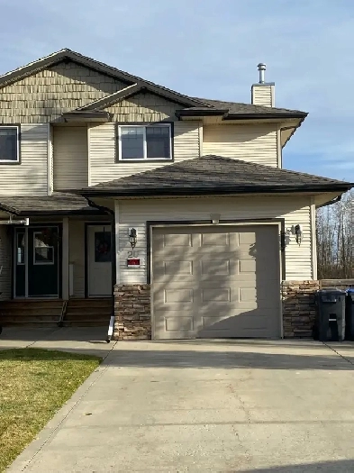Townhouse in Lakeway Landing  Sylvan Lake