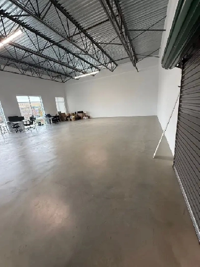 Bright 1,400 sq ft Studio/Office with Private Entrance – 68 Ave
